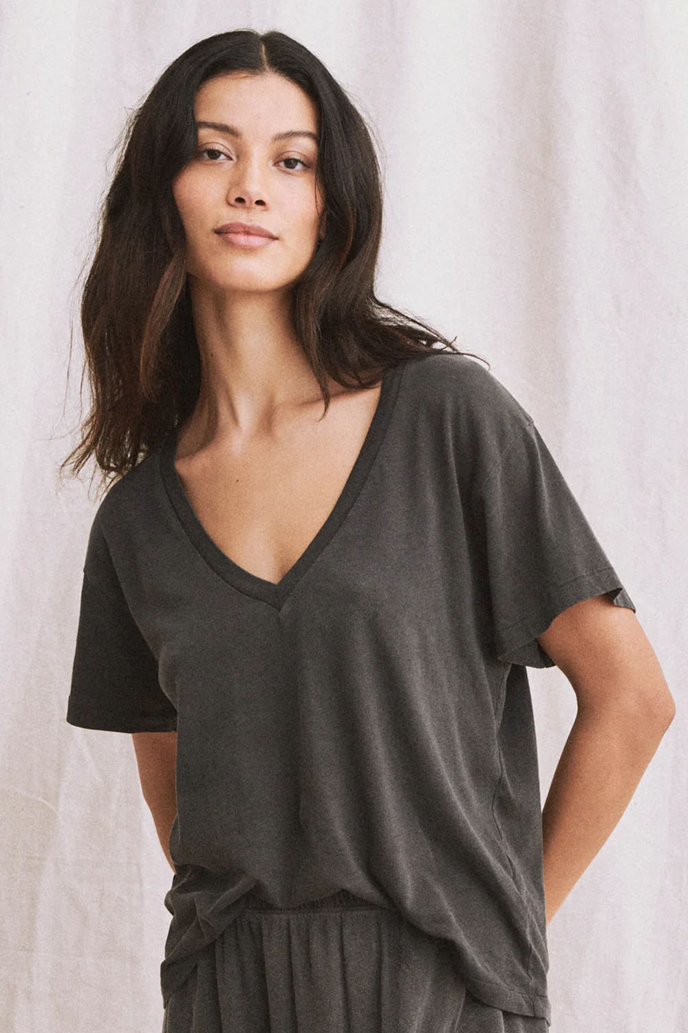 Tee-shirt manches courtes V Neck The Great noir délavé. Vue porté face. 
