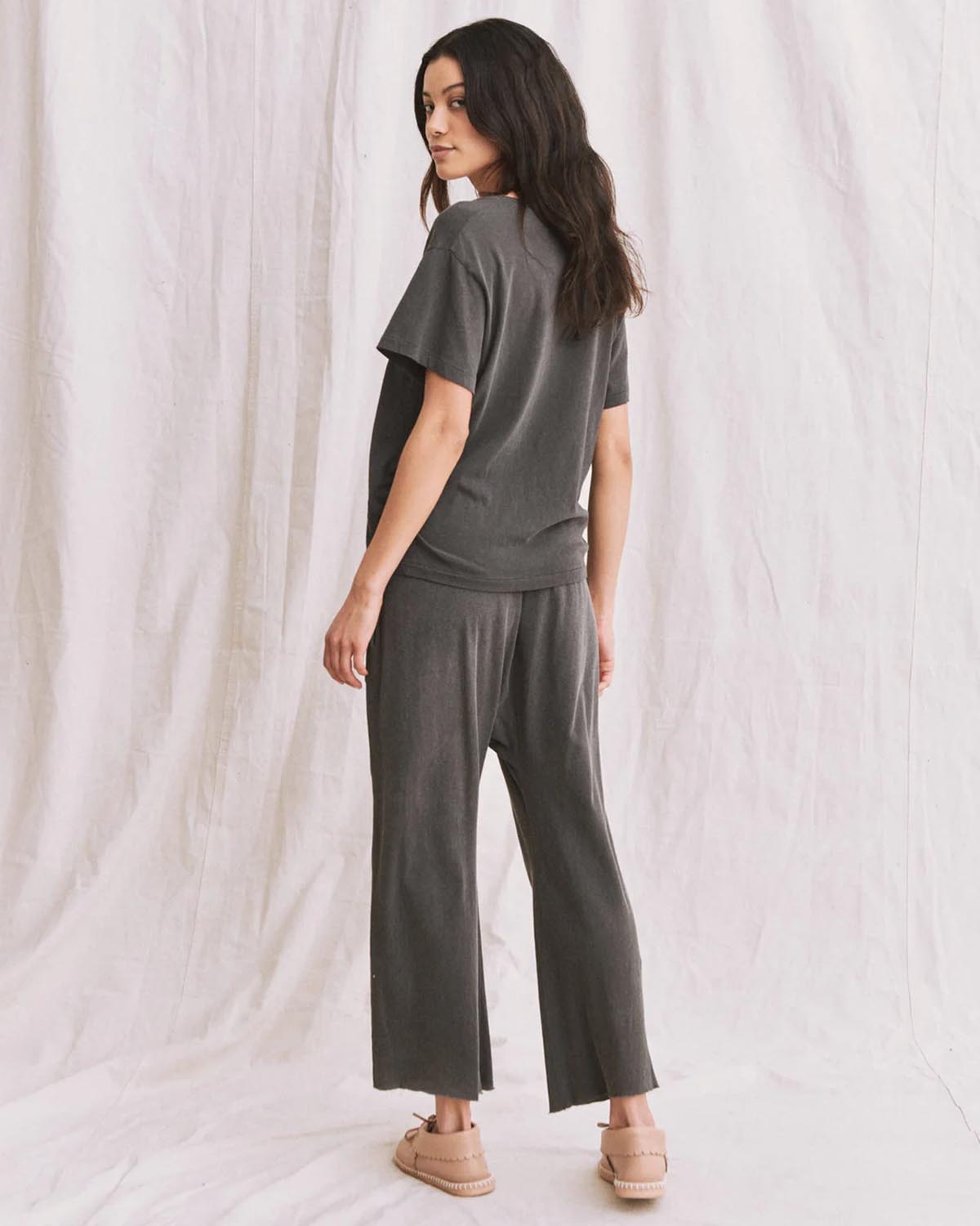 Tee-shirt manches courtes V Neck The Great noir délavé. Vue porté dos. 
