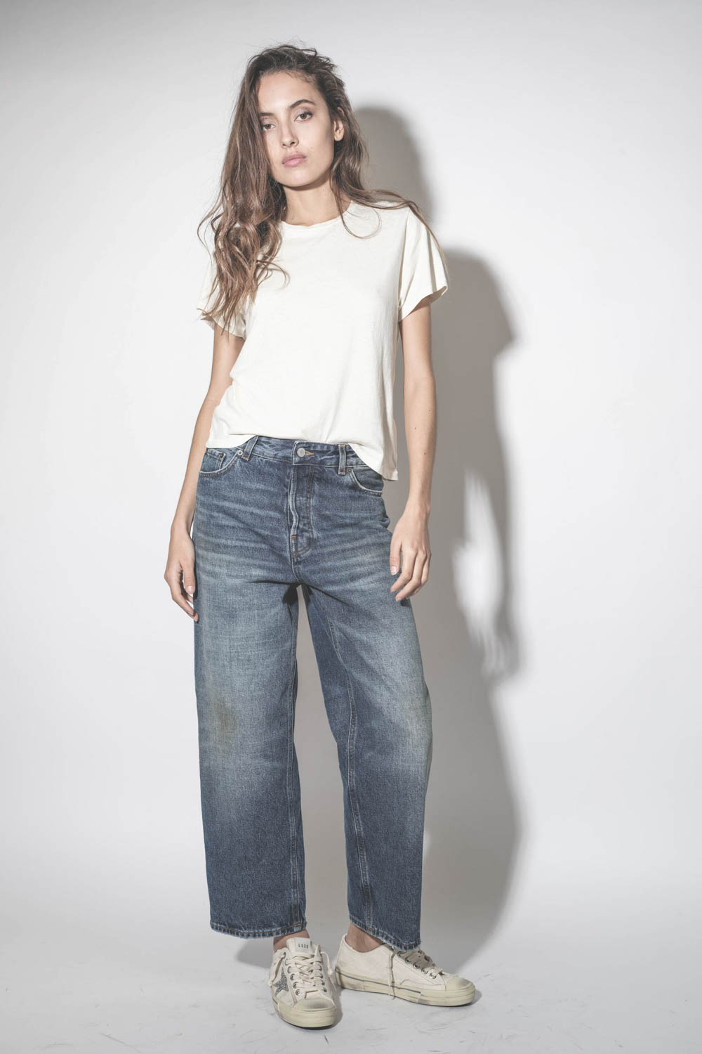 Tee-shirt col rond manches courte en jersey de coton doux et fluide écru Little Tee The Great. Porté de face.