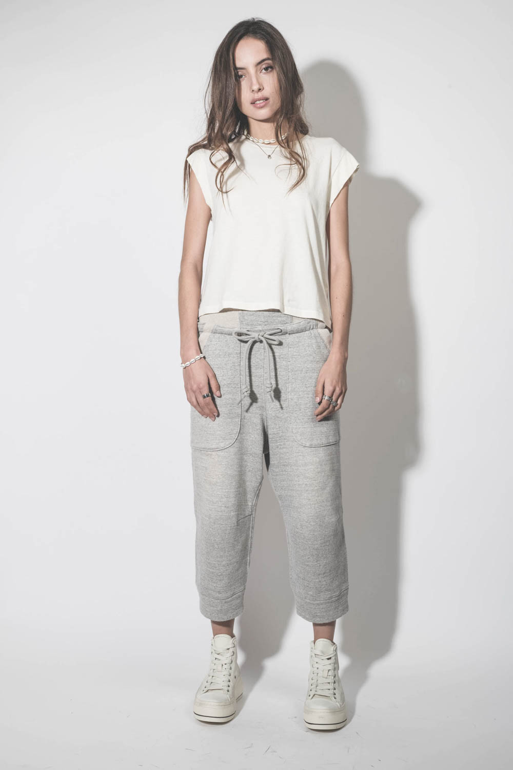 Tee-shirt court sans manches écru Peak Shoulder The Great. Porté de face.